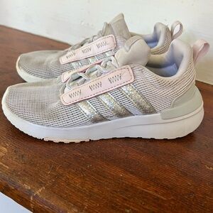 WORN. ADIDAS SNEAKERS SIZE 10US KIDS